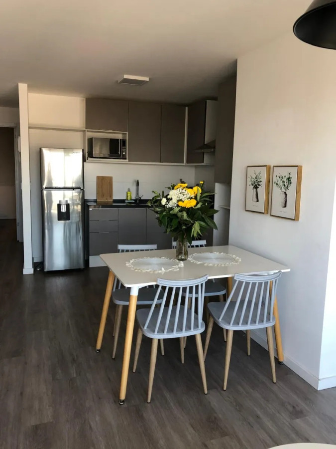 Apartamento ID.4792 - Alquiler Apartamento Amoblado 2 Dormitorios Centro con balcón