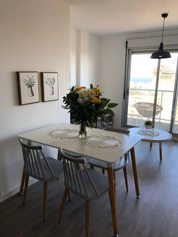 Apartamento ID.4792 - Alquiler Apartamento Amoblado 2 Dormitorios Centro con balcón