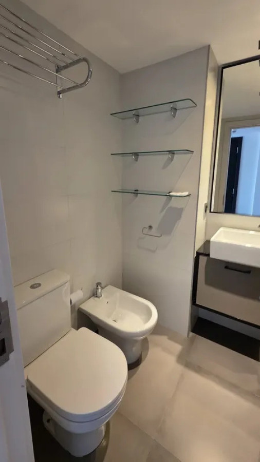 Apartamento ID.6754 - Alquiler Apartamento 1 Dormitorio Pocitos con balcon y garaje 