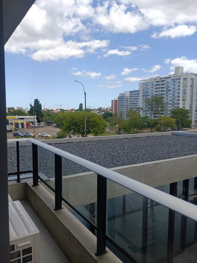 Apartamento ID.6025 - Alquiler Apartamento 1 Dormitorio Malvin con balcon y garaje