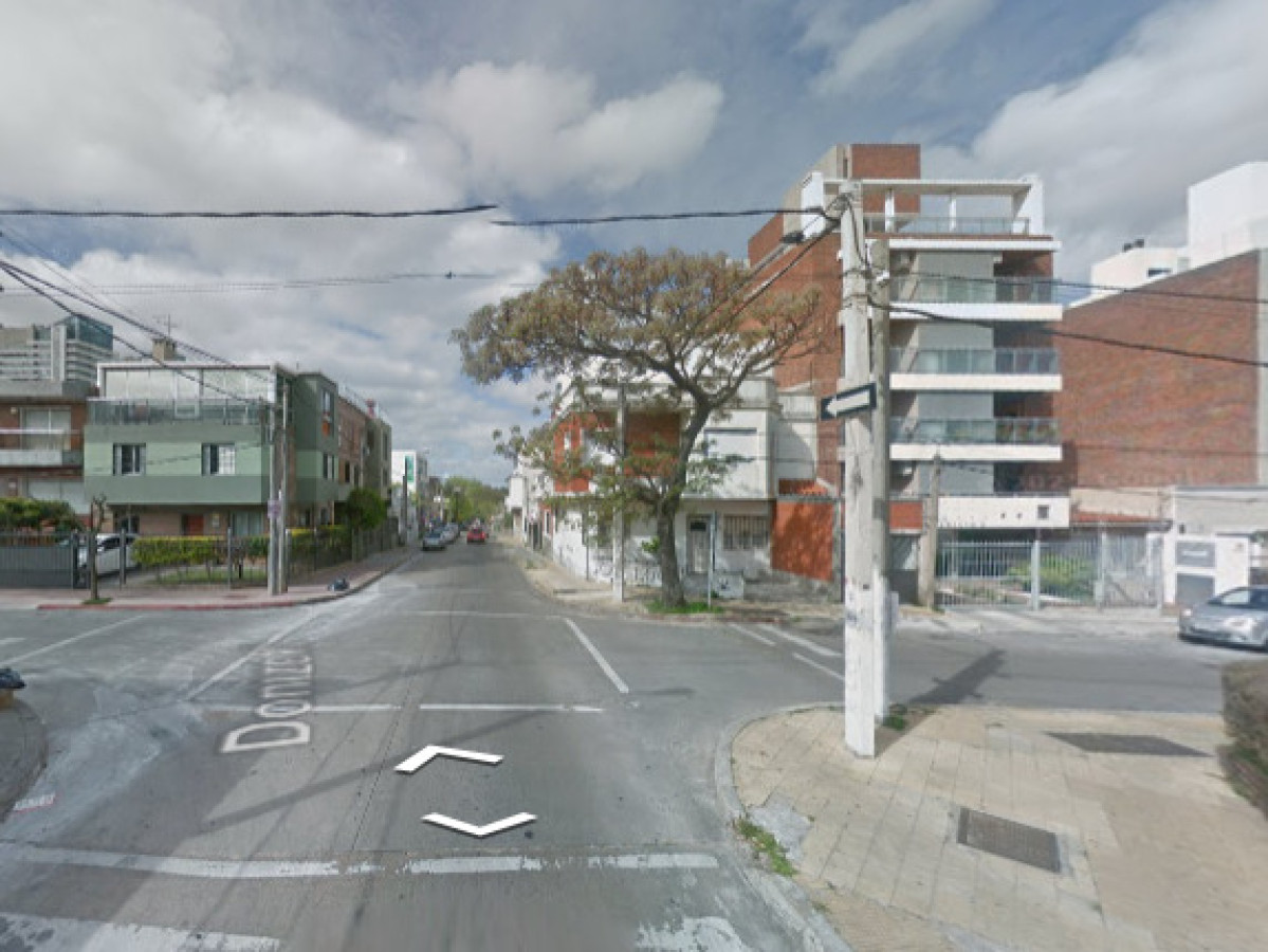 Apartamento ID.6552 - Venta Apartamento 2 Dormitorios Buceo con patio y balcon