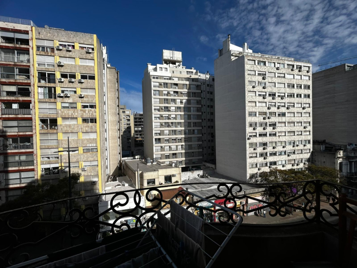 Apartamento ID.6470 - Venta con Renta Apartamento 2 Dormitorios Cordón con balcon