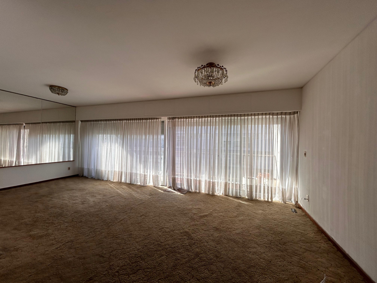 Apartamento ID.4793 - Alquiler Apartamento 3 Dormitorios Punta Carretas con balcón 