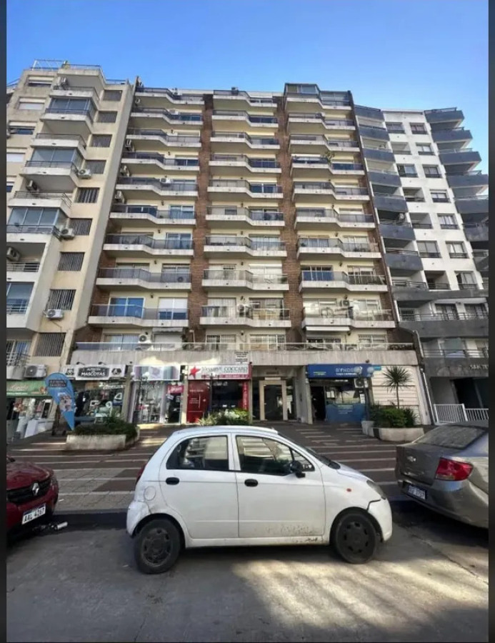 Apartamento ID.6018 - Venta Apartamento 3 Dormitorios Pocitos con balcon y cochera