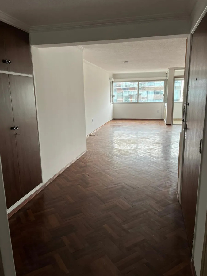Apartamento ID.4986 - Alquiler Apartamento 4 Dormitorios Pocitos con balcon
