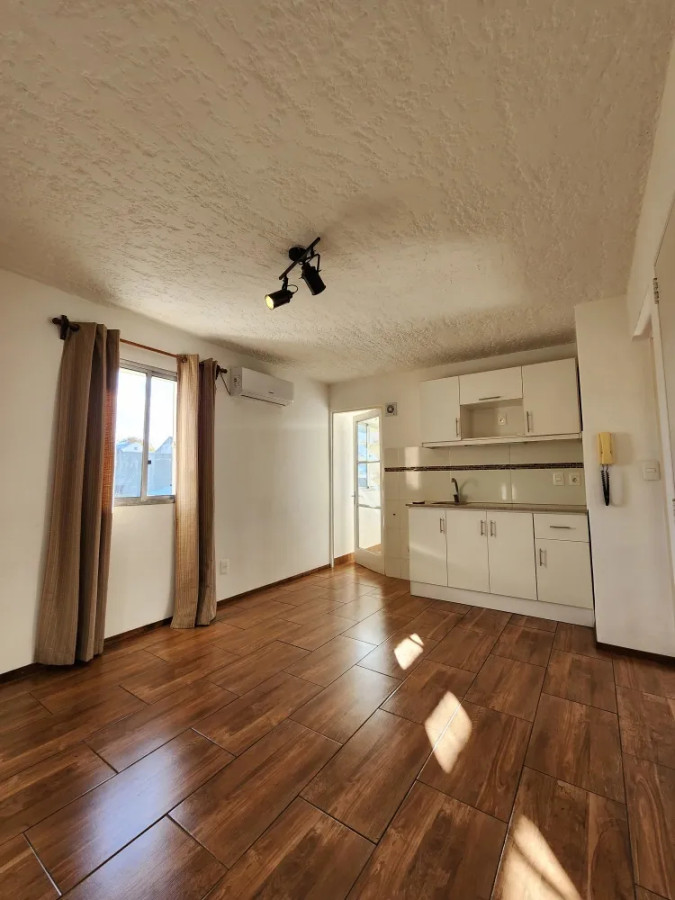 Apartamento ID.4834 - Venta Apartamento 1 Dormitorio Aguada con balcón y cochera 