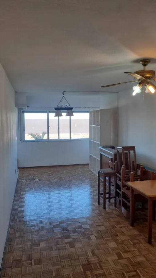Apartamento ID.5173 - Alquiler Apartamento 2 Dormitorios Ciudad Vieja con balcon 