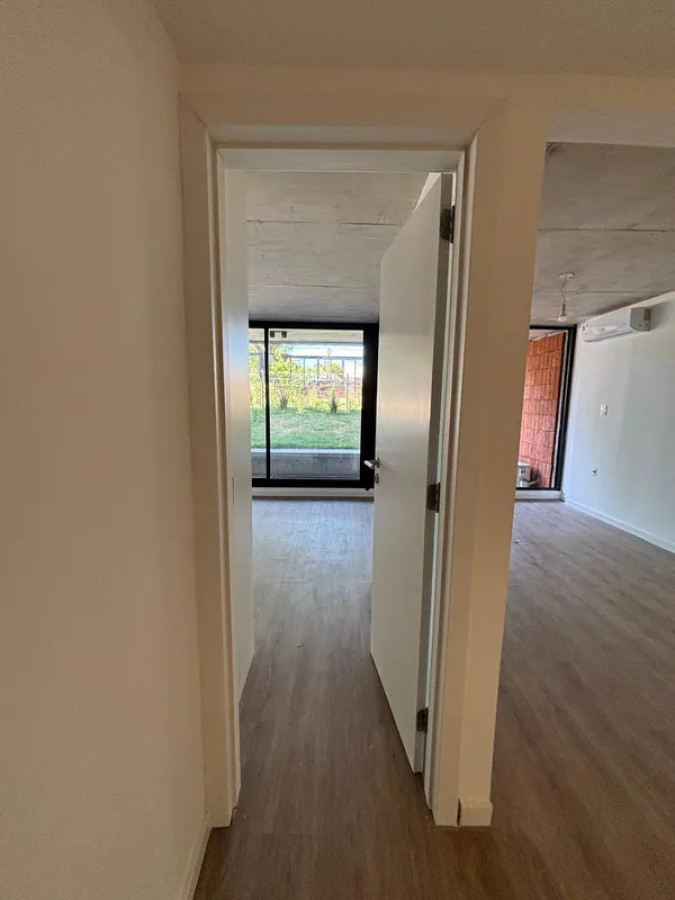 Apartamento ID.5890 - Alquiler Apartamento 1 Dormitorio Malvin con patio y cochera