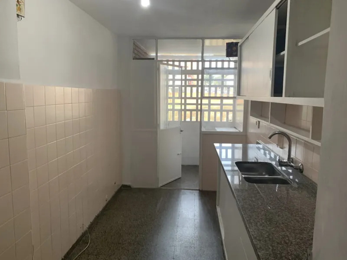 Apartamento ID.6797 - Alquiler Apartamento 3 Dormitorios Barrio Sur con balcon 