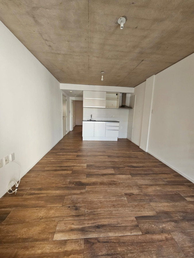 Apartamento ID.6010 - Alquiler Apartamento 1 Dormitorio Pocitos con patio y cochera