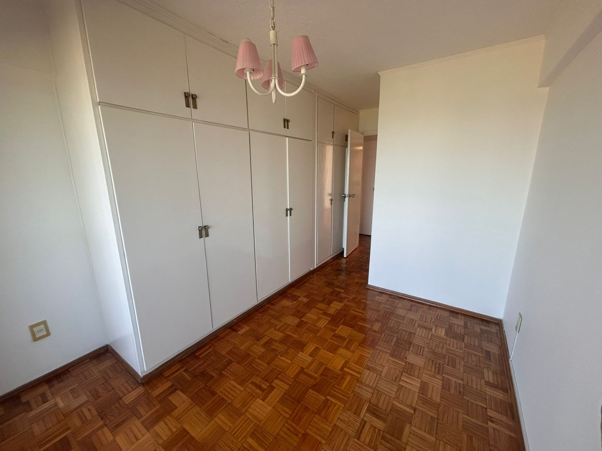 Apartamento ID.4766 - Alquiler Apartamento 4 Dormitorios Punta Carretas con garaje
