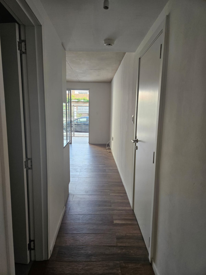 Apartamento ID.6010 - Alquiler Apartamento 1 Dormitorio Pocitos con patio y cochera