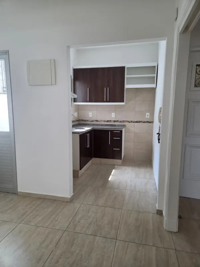 Apartamento ID.6827 - Alquiler Apartamento 1 Dormitorio La Comercial con patio 