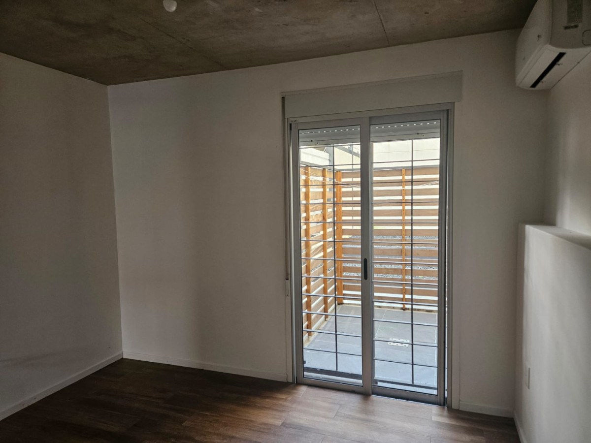 Apartamento ID.6010 - Alquiler Apartamento 1 Dormitorio Pocitos con patio y cochera