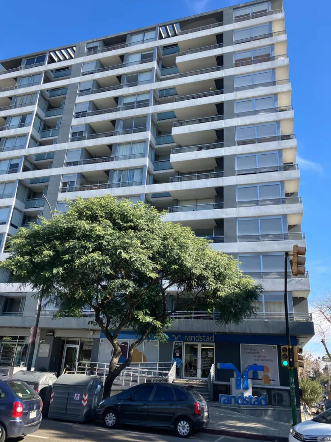 Apartamento ID.4789 - Alquiler Apartamento 2 Dormitorios Centro con balcón y garaje