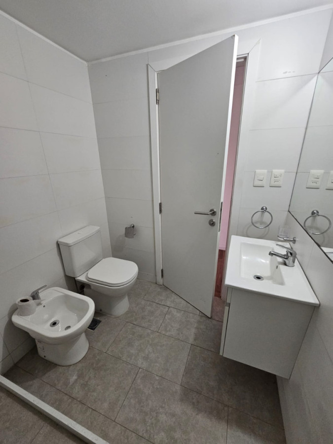 Apartamento ID.6010 - Alquiler Apartamento 1 Dormitorio Pocitos con patio y cochera