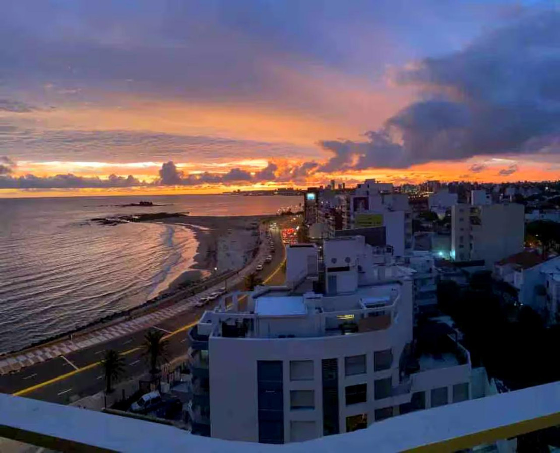 Apartamento ID.4361 - Alquiler Apartamento 3 Dormitorios Malvin Amoblado Frente a Playa