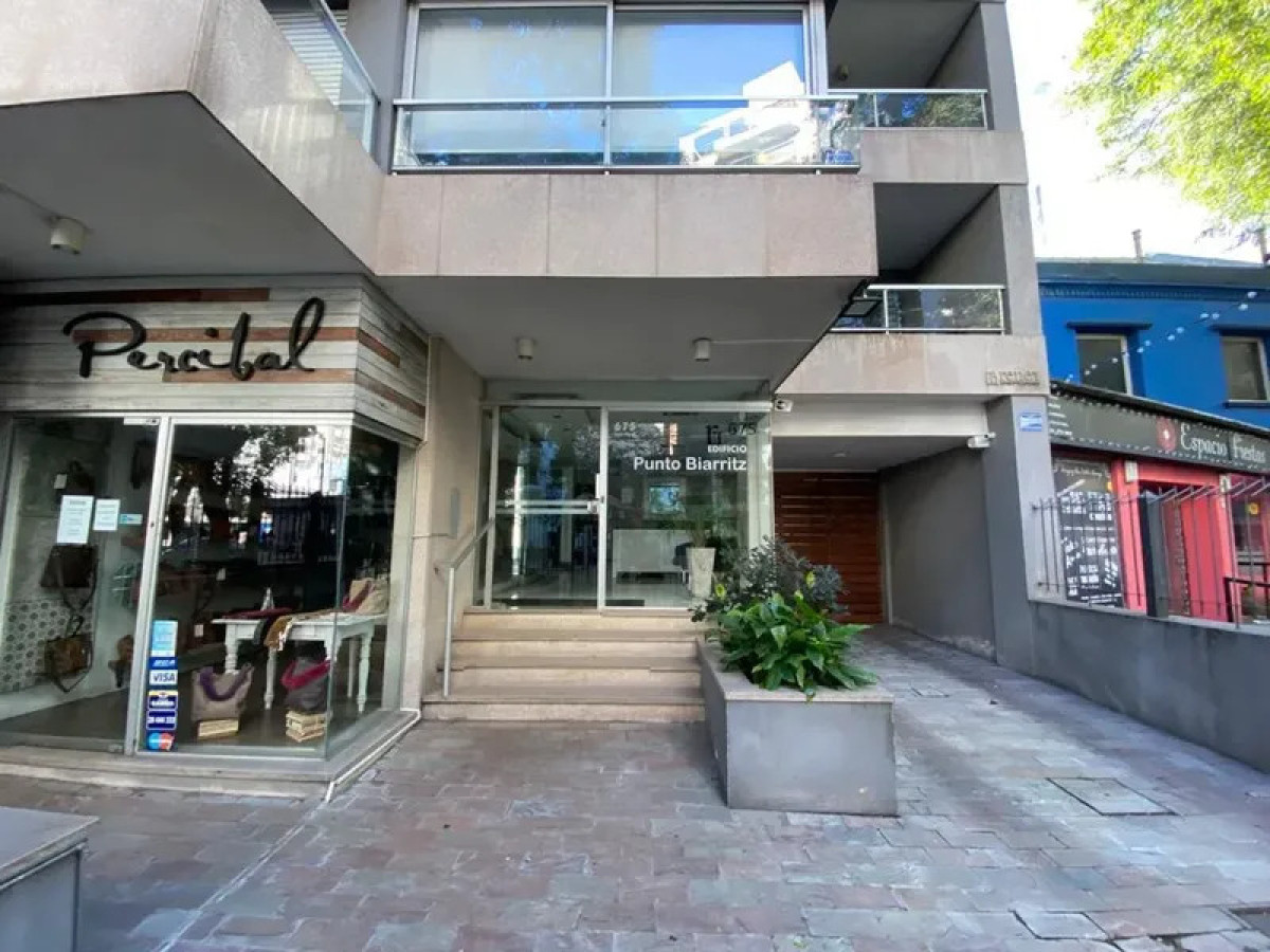 Apartamento ID.6805 - Venta Apartamento 2 Dormitorios Punta Carretas balcon y cochera