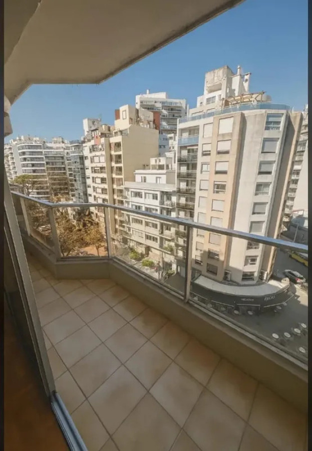 Apartamento ID.6018 - Venta Apartamento 3 Dormitorios Pocitos con balcon y cochera