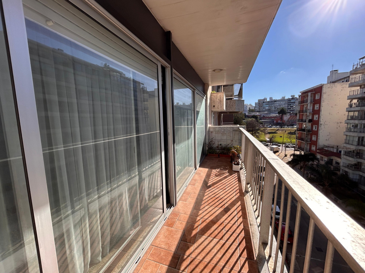 Apartamento ID.4793 - Alquiler Apartamento 3 Dormitorios Punta Carretas con balcón 