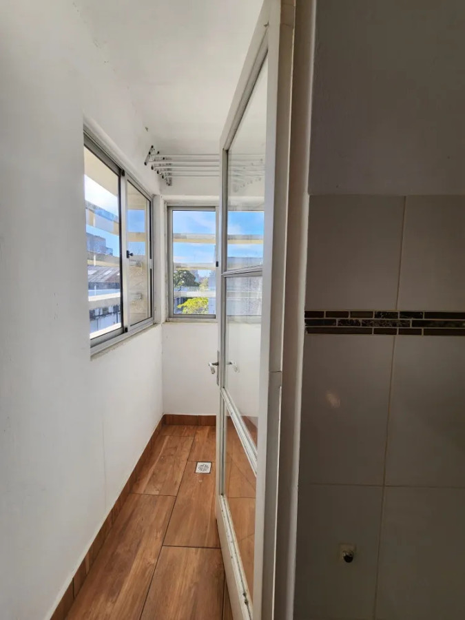 Apartamento ID.4834 - Venta Apartamento 1 Dormitorio Aguada con balcón y cochera 