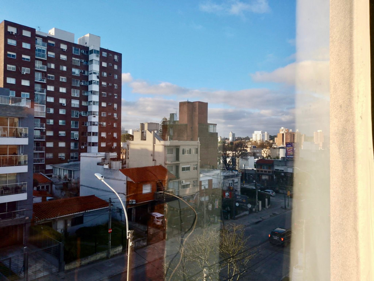 Apartamento ID.3661 - Alquiler Apartamento 2 Dormitorios Malvin Sur con Balcón