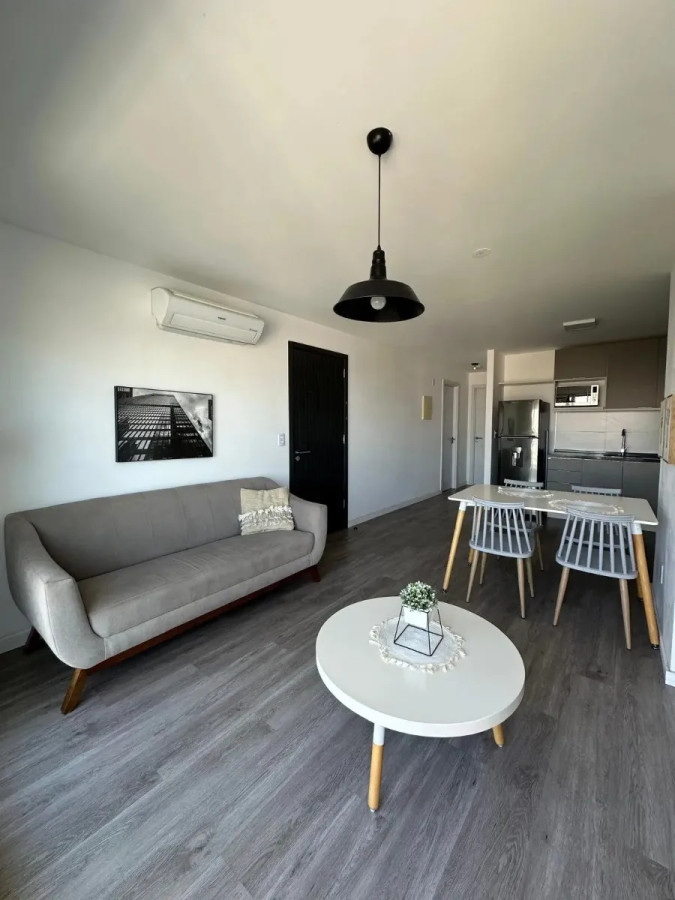 Apartamento ID.4792 - Alquiler Apartamento Amoblado 2 Dormitorios Centro con balcón