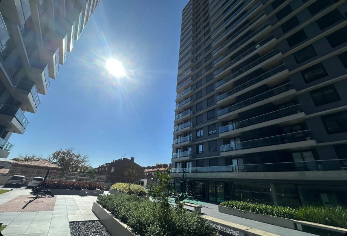 Apartamento ID.6025 - Alquiler Apartamento 1 Dormitorio Malvin con balcon y garaje