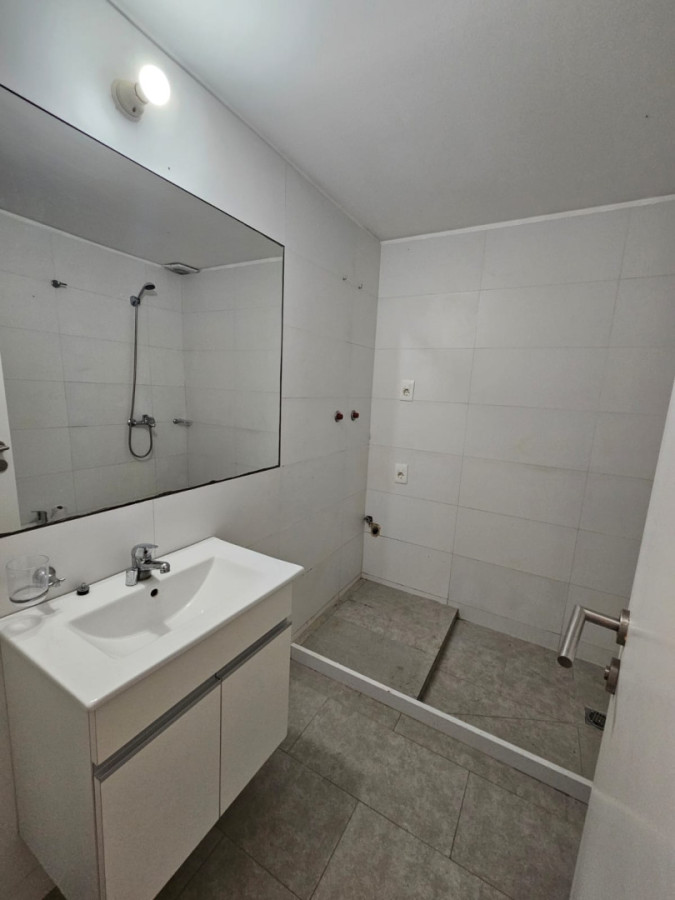 Apartamento ID.6010 - Alquiler Apartamento 1 Dormitorio Pocitos con patio y cochera