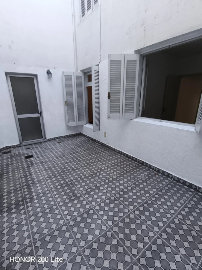 Apartamento ID.6744 - Alquiler Apartamento 1 Dormitorio La Comercial con Patio