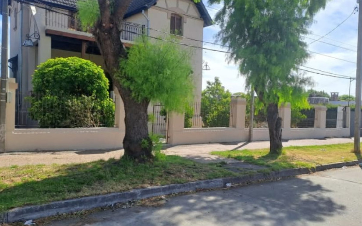 Casa ID.3174 - Venta Casa 5 Dormitorios Sayago con Barbacoa y Galpón