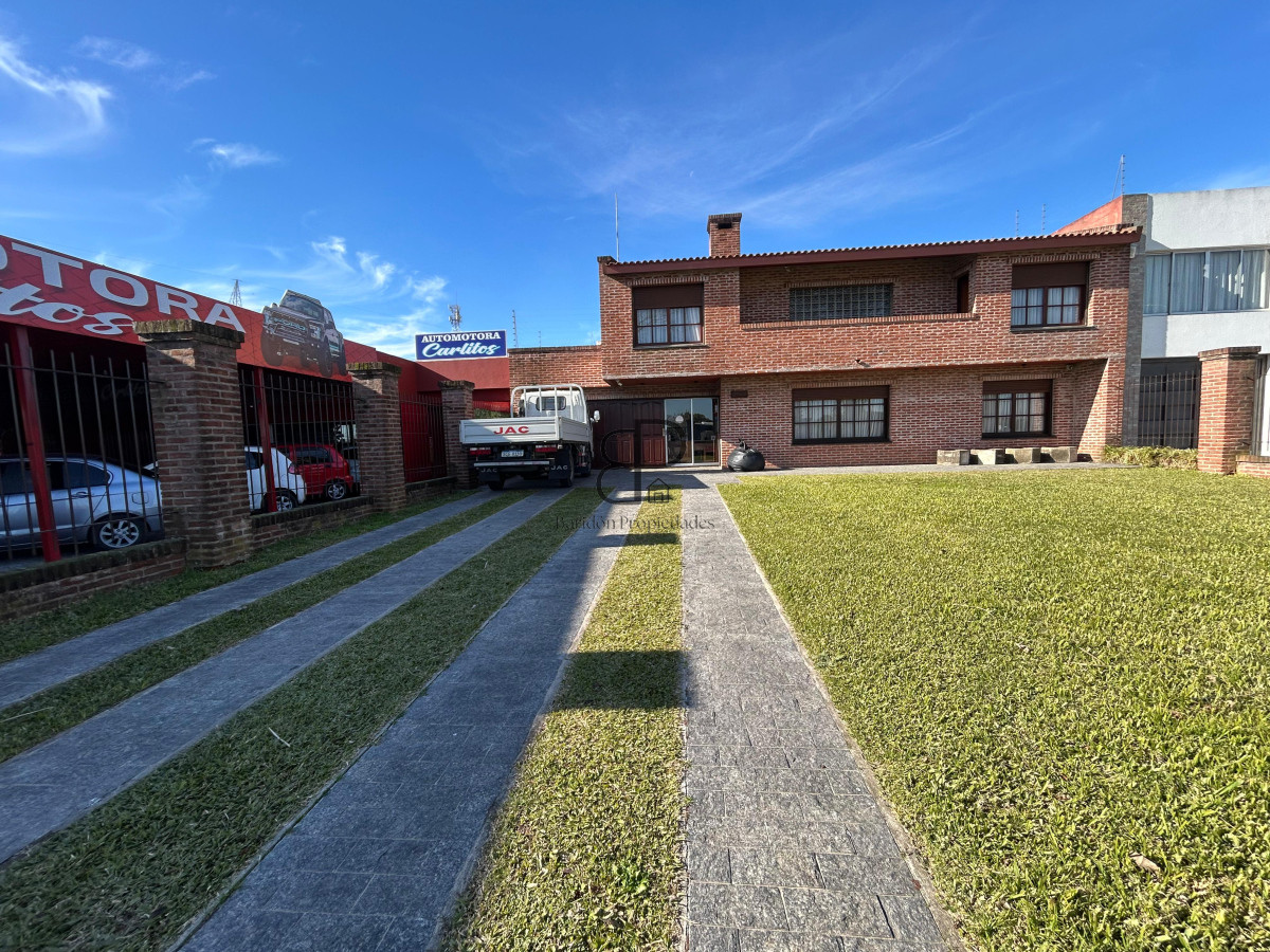 Casa ID.4896 - Venta Gran Casa 4 Dormitorios con Galpón y Piscina Colón