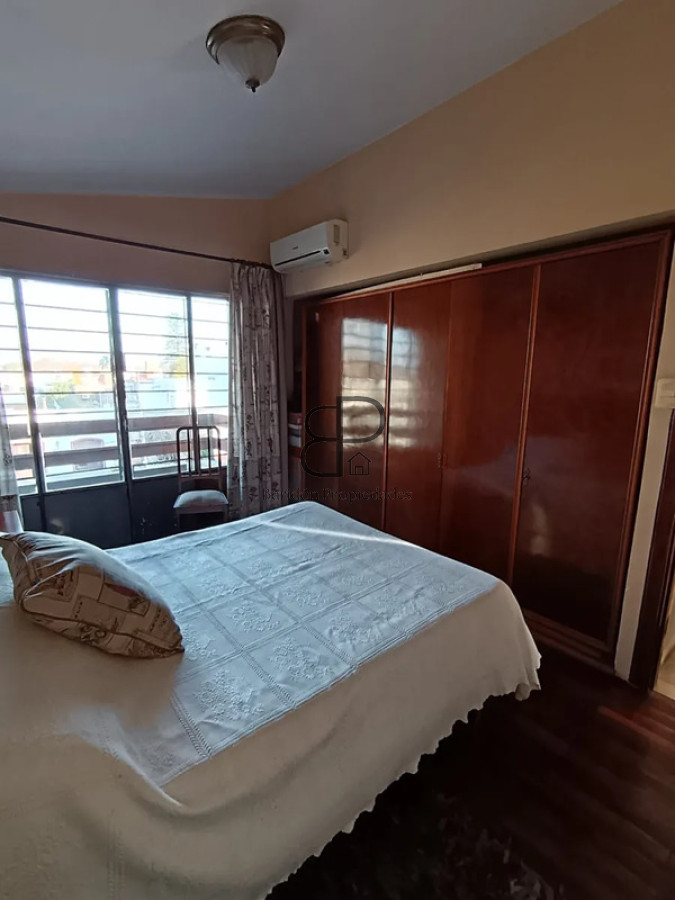 Casa ID.5763 - Venta Gran Casa Padron Unico 5 Dormitorios Cochera y Terraza