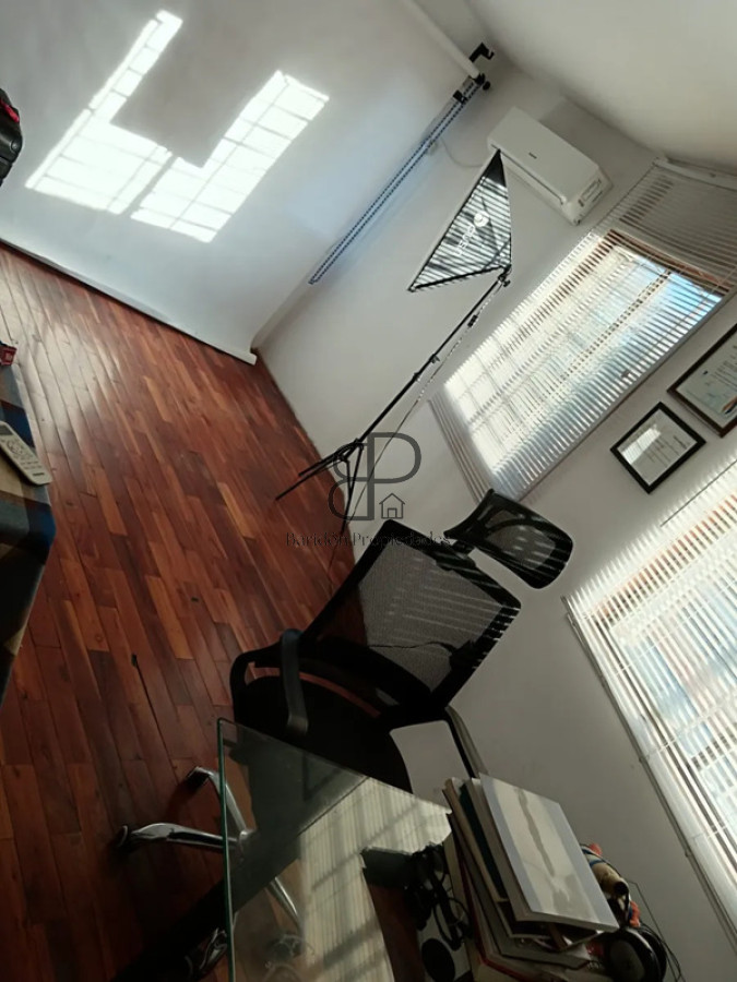 Casa ID.5763 - Venta Gran Casa Padron Unico 5 Dormitorios Cochera y Terraza