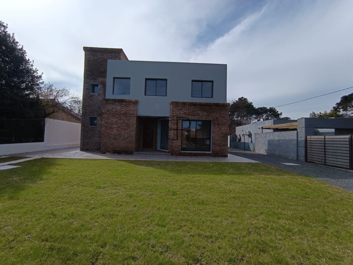 Casa ID.6884 - Venta Casa a Estrenar 5 Dormitorios Lomas de Solymar parrillero