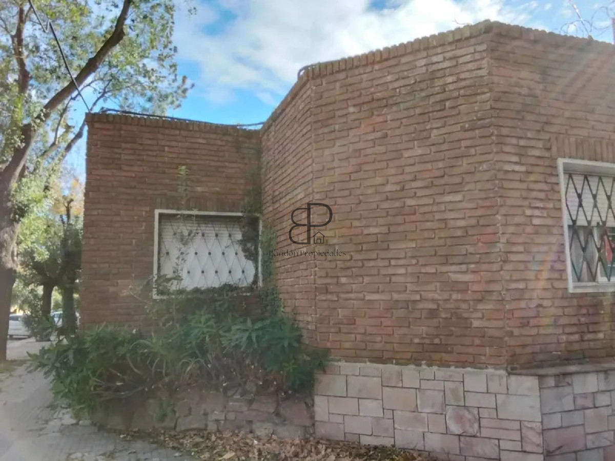 Casa ID.6402 - Venta Casa 3 Dormitorios La Comercial con patio y garaje