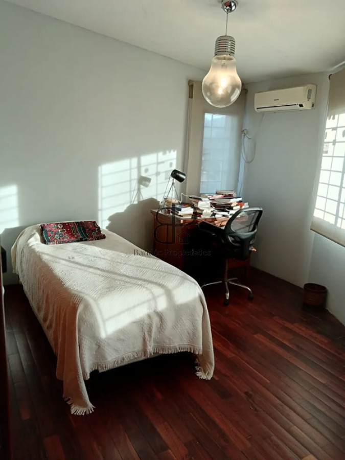 Casa ID.5763 - Venta Gran Casa Padron Unico 5 Dormitorios Cochera y Terraza