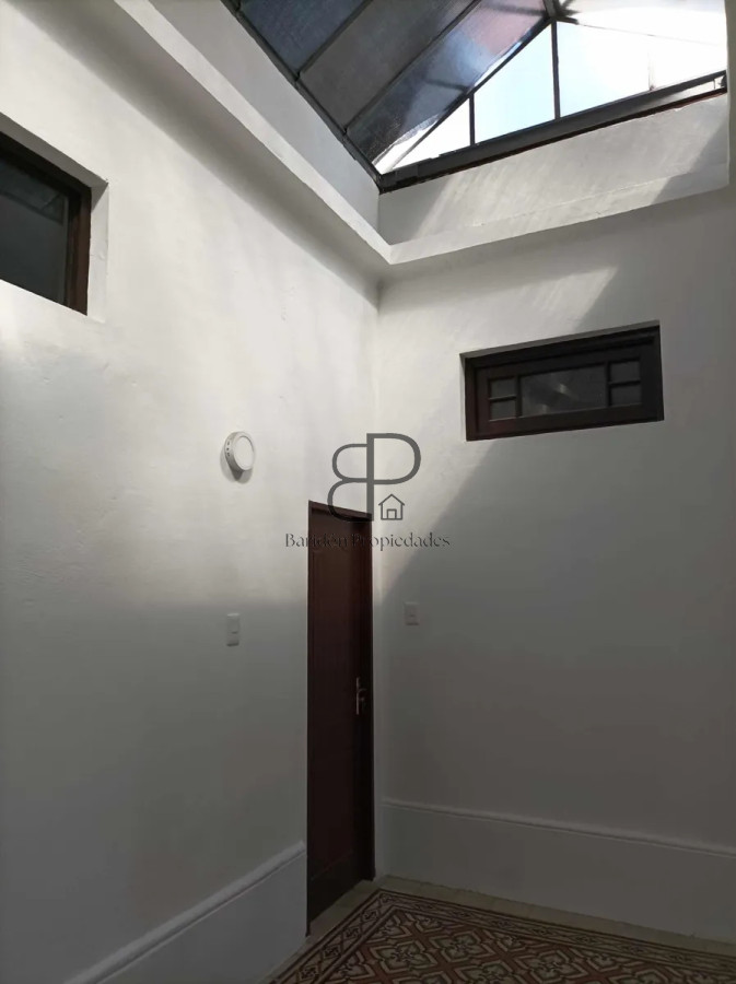 Casa ID.5232 - Venta con renta Casa 4 Dormitorios Cordon con patio y garaje
