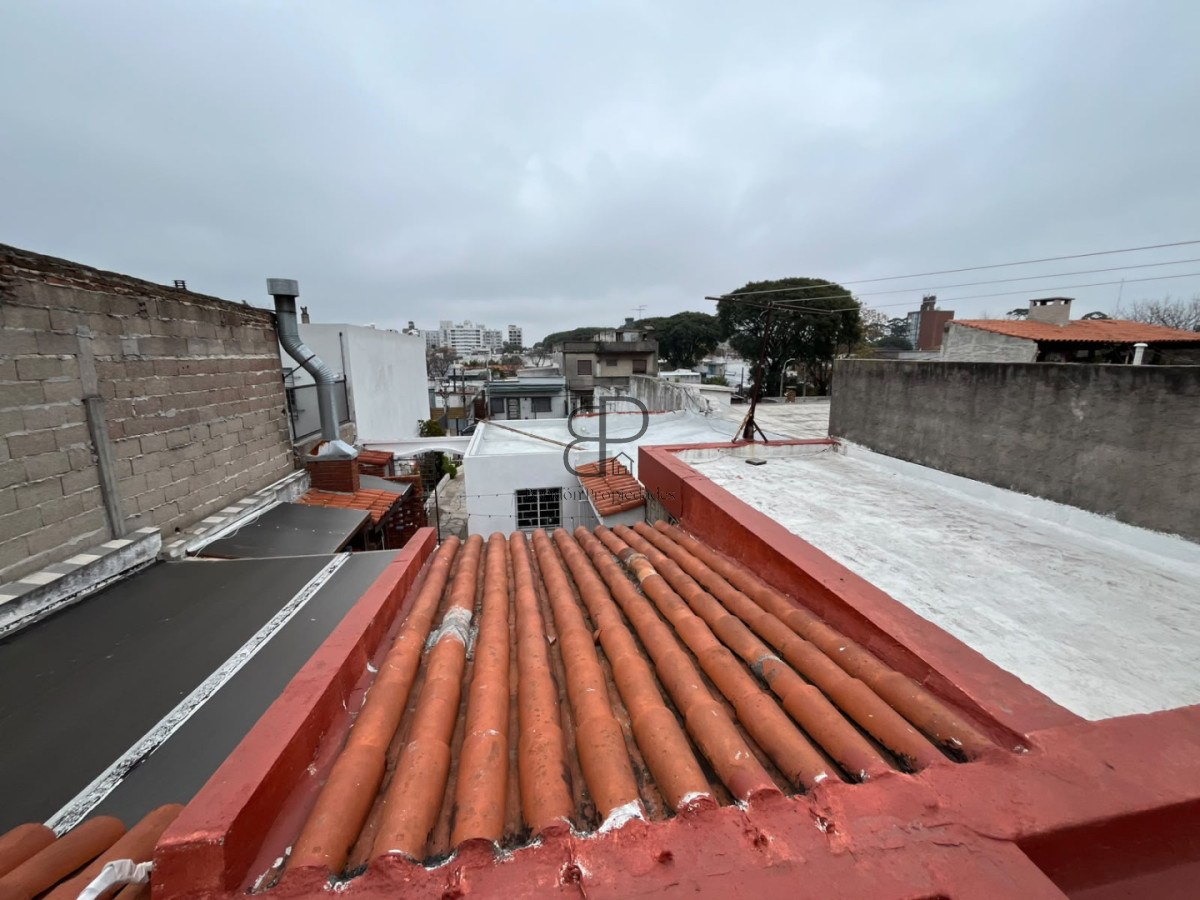 Casa ID.6657 - Venta Casa 4 Dormitorios La Blanqueada con patio y cochera