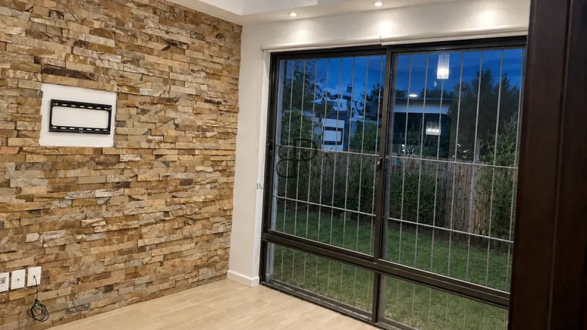 Casa ID.6961 - Venta con Renta Casa 2 Dormitorios Solymar patio y cochera