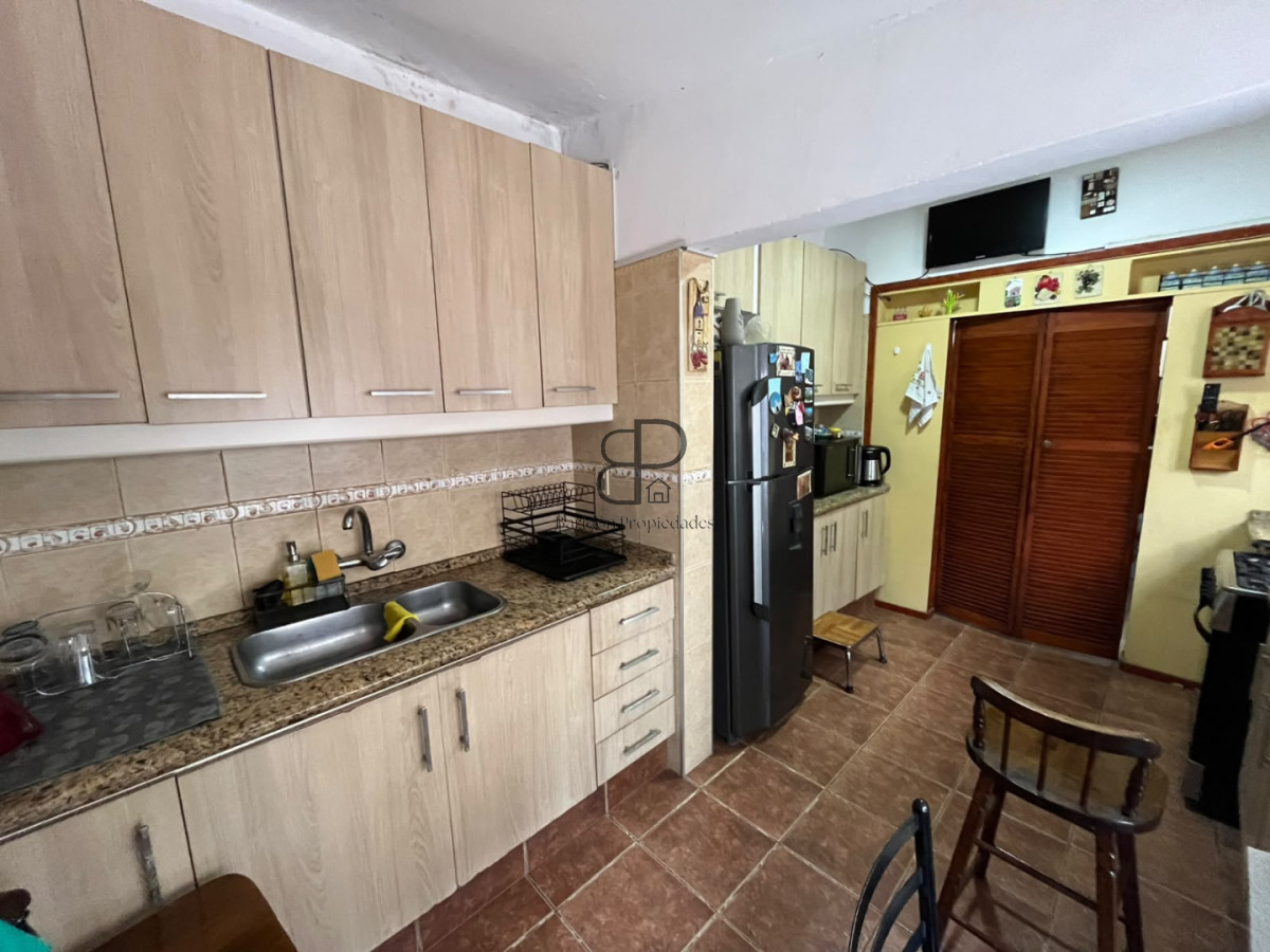 Casa ID.6657 - Venta Casa 4 Dormitorios La Blanqueada con patio y cochera