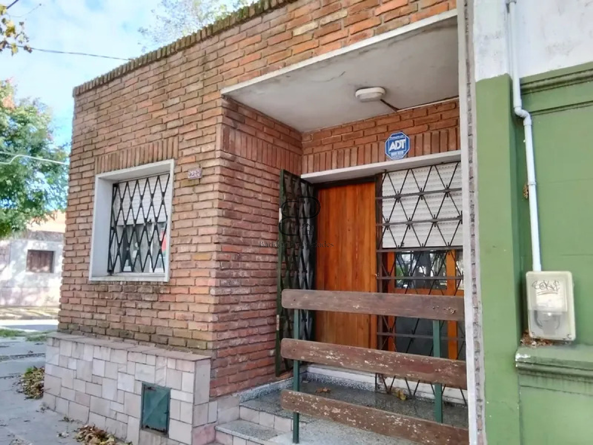 Casa ID.6402 - Venta Casa 3 Dormitorios La Comercial con patio y garaje