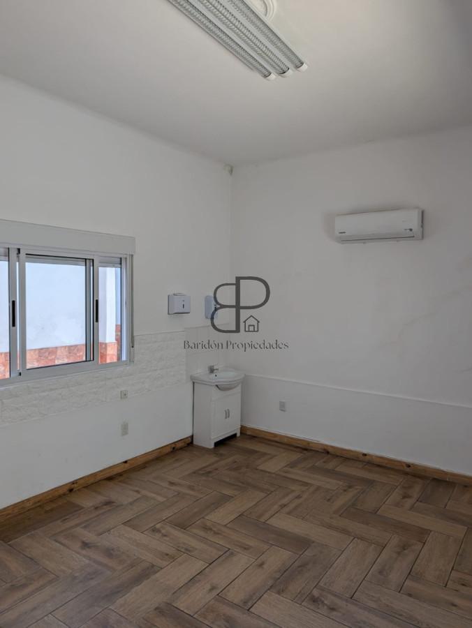 Casa ID.5946 - Alquiler o Venta Casa ideal Empresa La Blanqueada 160m2