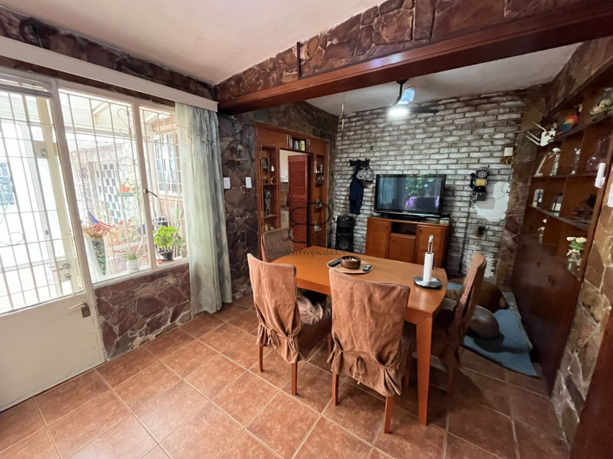 Casa ID.6657 - Venta Casa 4 Dormitorios La Blanqueada con patio y cochera