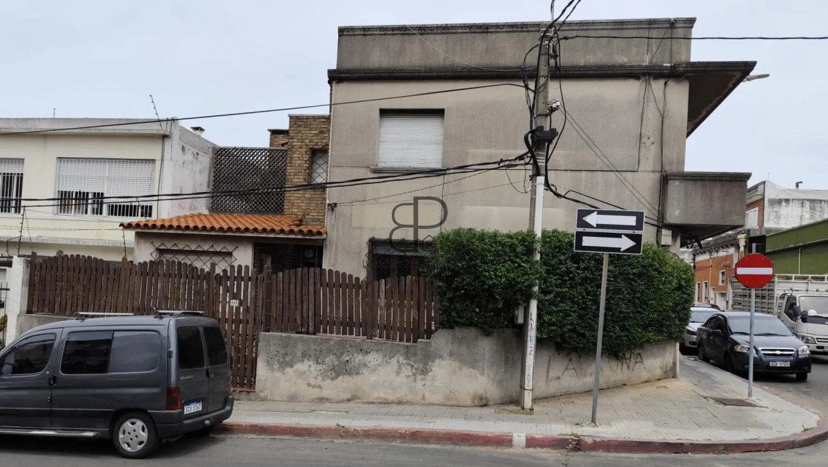 Casa ID.5670 - Venta Casa y Apartamento 4 Dormitorios Paso Molino con garaje
