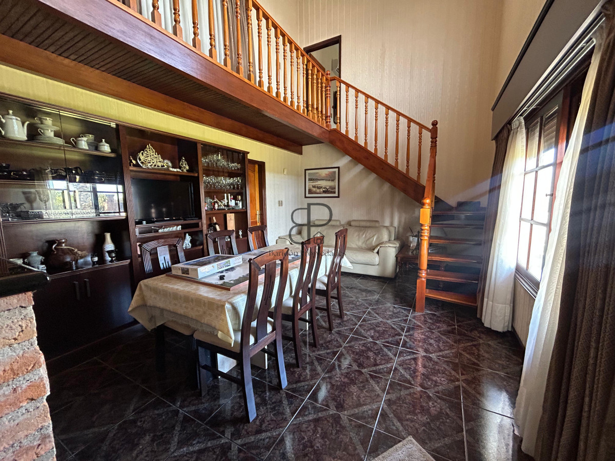 Casa ID.4896 - Venta Gran Casa 4 Dormitorios con Galpón y Piscina Colón