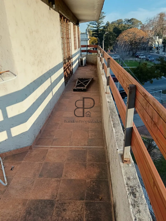 Casa ID.5763 - Venta Gran Casa Padron Unico 5 Dormitorios Cochera y Terraza