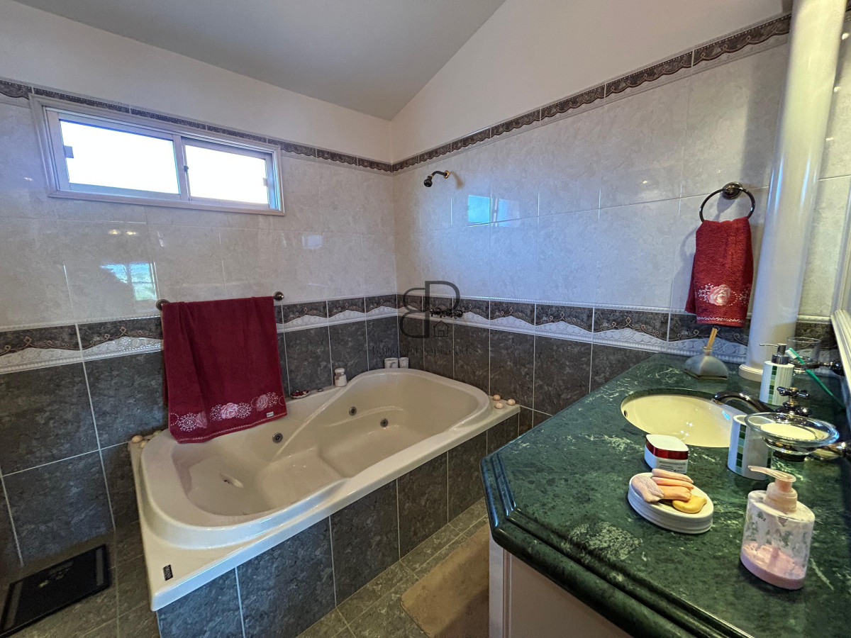 Casa ID.4896 - Venta Gran Casa 4 Dormitorios con Galpón y Piscina Colón