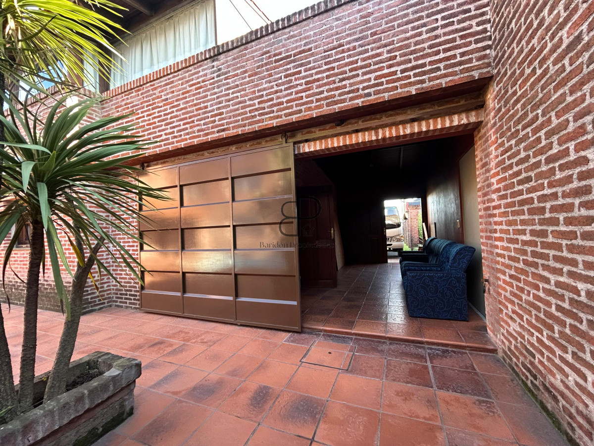 Casa ID.4896 - Venta Gran Casa 4 Dormitorios con Galpón y Piscina Colón