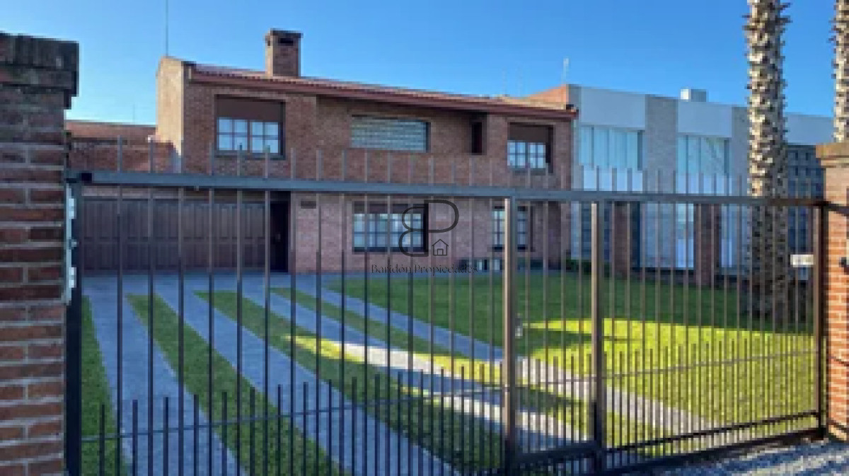 Casa ID.4896 - Venta Gran Casa 4 Dormitorios con Galpón y Piscina Colón